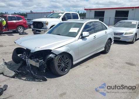 2009 Mercedes-Benz C 300 Luxury 4Matic/Sport 4Matic z USA, uszkodzony, nr VIN WDDGF81X59R076352